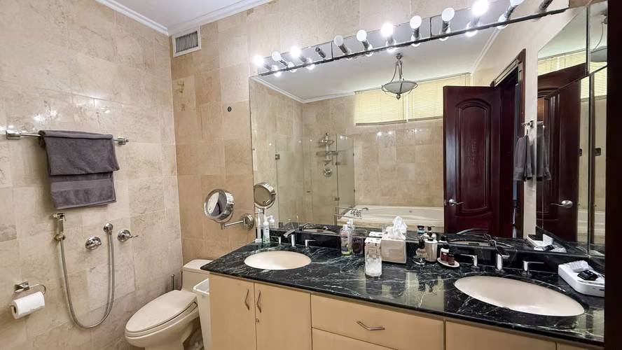 Apartamento Clásico, Bien Construido con Vista al Mar en Venta en P.H. Peninsula