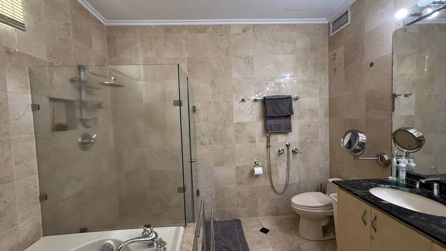 Apartamento Clásico, Bien Construido con Vista al Mar en Venta en P.H. Peninsula