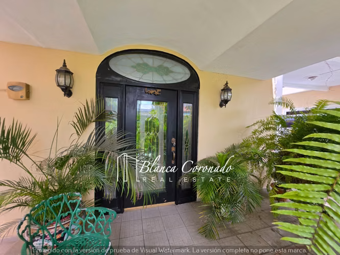 CASA EN VENTA VÍA CINCUENTENARIO – 1,000 M² DE TERRENO
