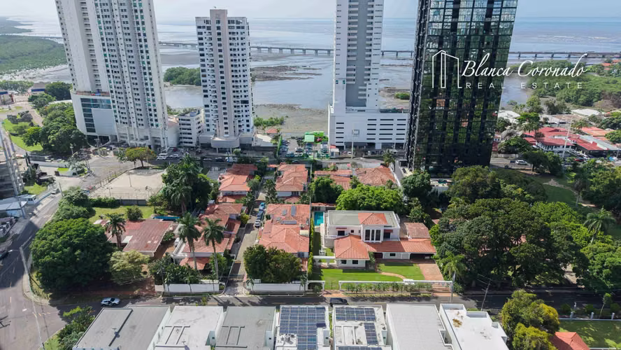 CASA EN VENTA VÍA CINCUENTENARIO – 1,000 M² DE TERRENO