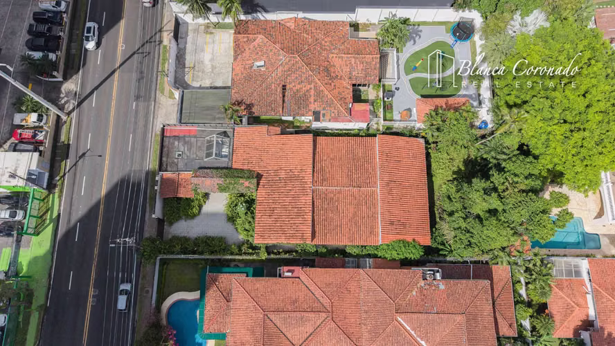CASA EN VENTA VÍA CINCUENTENARIO – 1,000 M² DE TERRENO