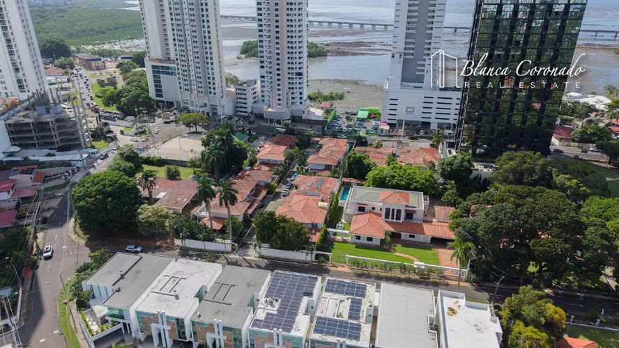 CASA EN VENTA VÍA CINCUENTENARIO – 1,000 M² DE TERRENO