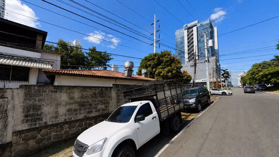 Esquina RM3-C2 | 899.60 m² de terreno | 351 m² construidos | US$1,650,000
