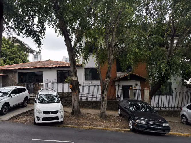 Esquina RM3-C2 | 899.60 m² de terreno | 351 m² construidos | US$1,650,000