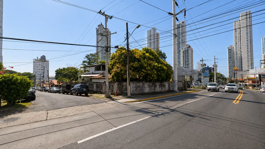 Esquina RM3-C2 | 899.60 m² de terreno | 351 m² construidos | US$1,650,000