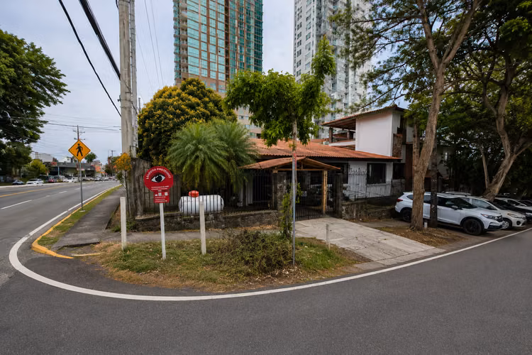 Esquina RM3-C2 | 899.60 m² de terreno | 351 m² construidos | US$1,650,000