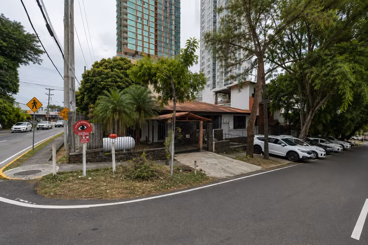 Esquina RM3-C2 | 899.60 m² de terreno | 351 m² construidos | US$1,650,000