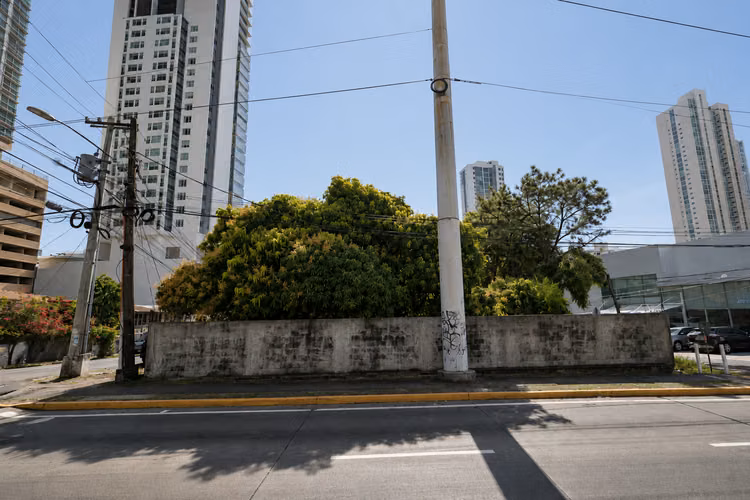 Esquina RM3-C2 | 899.60 m² de terreno | 351 m² construidos | US$1,650,000