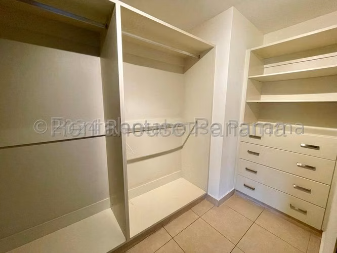 Alquiler de Apartamento Amoblado en Costa del Este 27*521Mfk