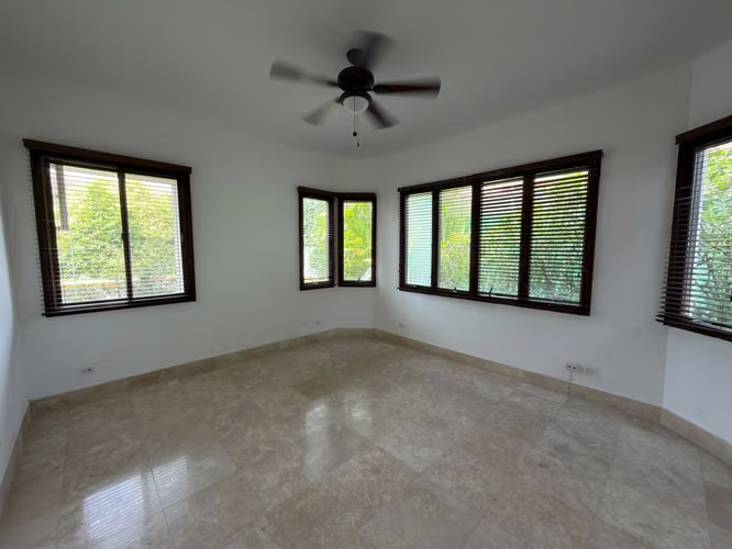 Cómoda y amplia residencia en exclusivo vecindario privado - Imagen 4