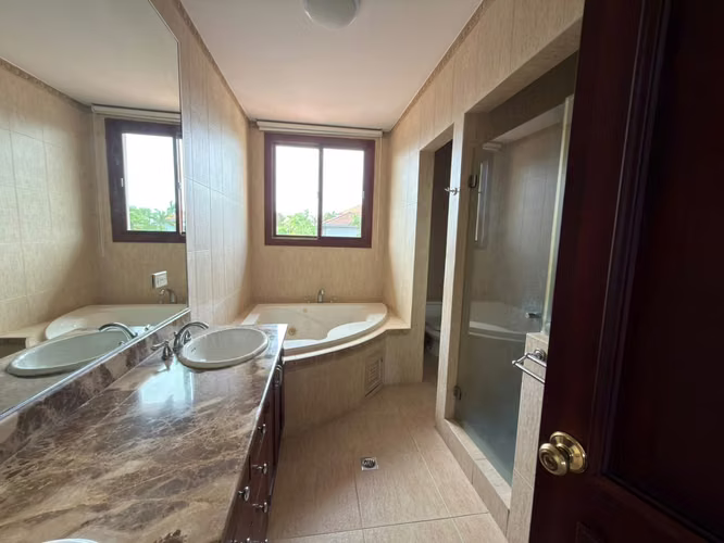 Cómoda y amplia residencia en exclusivo vecindario privado - Imagen 10