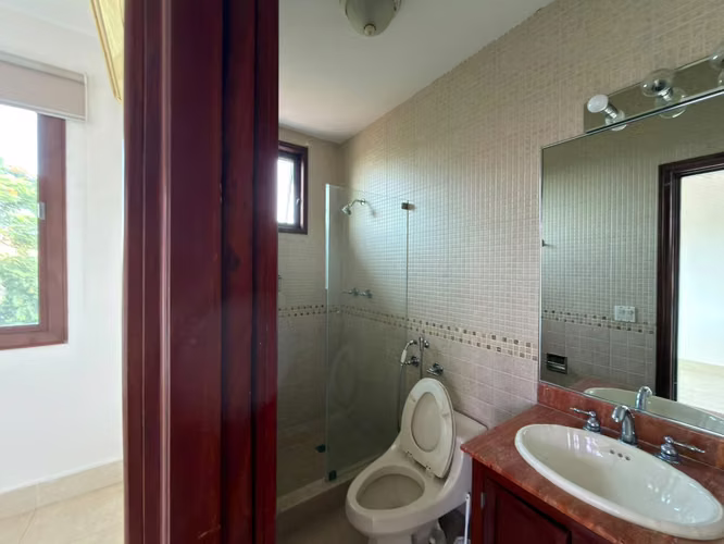Cómoda y amplia residencia en exclusivo vecindario privado - Imagen 12