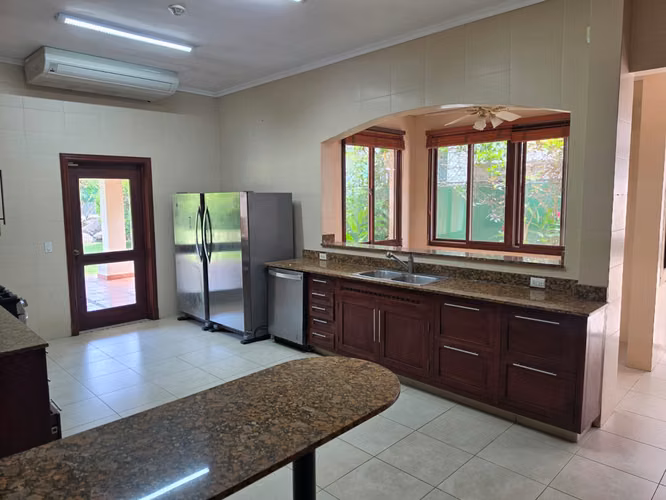Cómoda y amplia residencia en exclusivo vecindario privado - Imagen 7