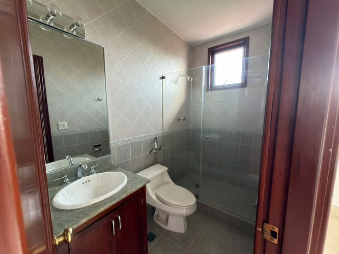Cómoda y amplia residencia en exclusivo vecindario privado - Imagen 13
