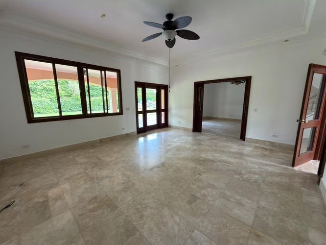 Cómoda y amplia residencia en exclusivo vecindario privado - Imagen 5