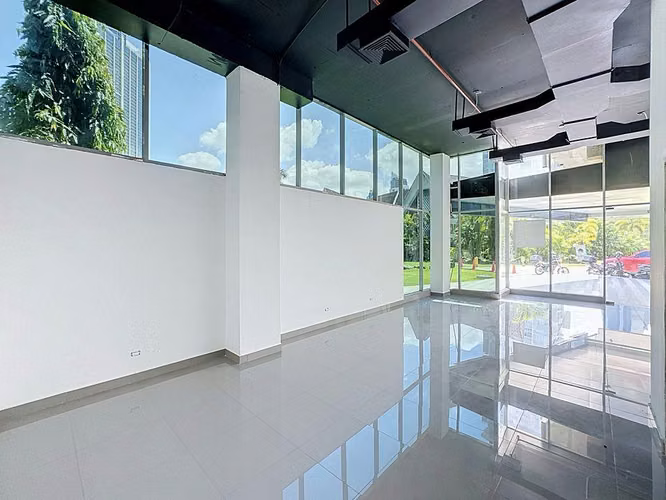 Commercial Space for Rent – Sunset Strip, Vía Israel