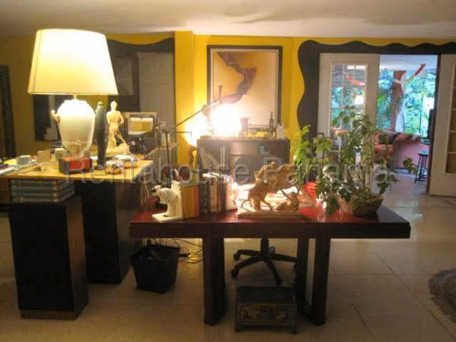 Venta de Amplia Casa en Los Ángeles (1,054 m²) - 27GP532