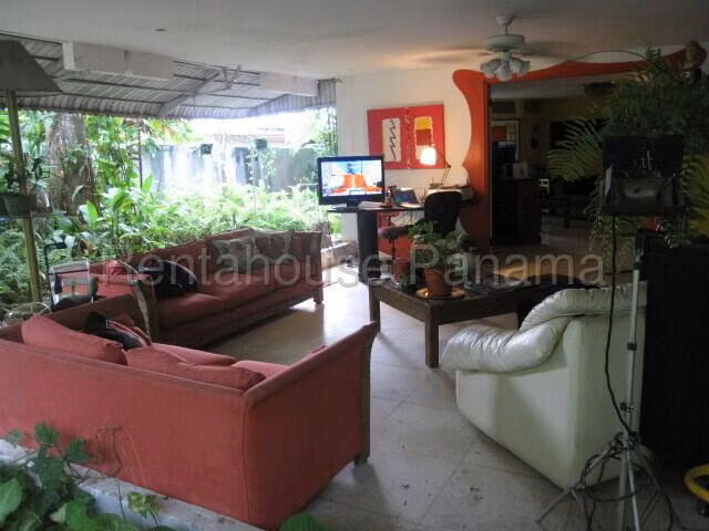 Venta de Amplia Casa en Los Ángeles (1,054 m²) - 27GP532
