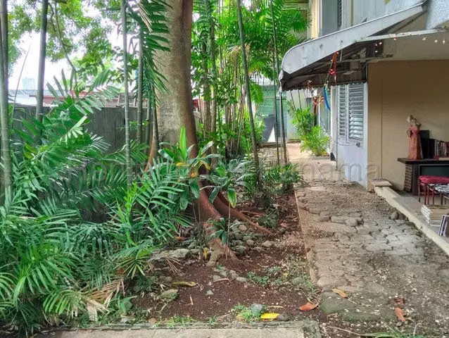 Venta de Amplia Casa en Los Ángeles (1,054 m²) - 27GP532