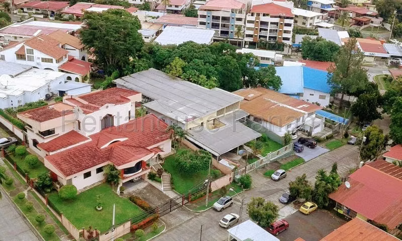 Venta de Amplia Casa en Los Ángeles (1,054 m²) - 27GP532