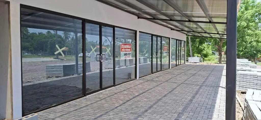 Alquiler de locales comerciales u oficinas sobre via Panamericana