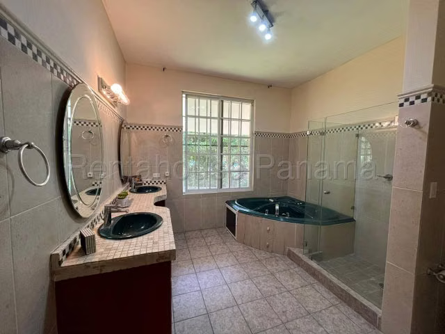 Venta de Amplia Residencia/Oficina en Diablo, Ancón (Terreno de 994m²) - 27-542