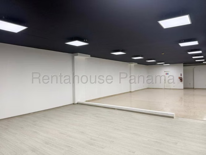 Alquiler de local de 174m2 comercial en Chanis