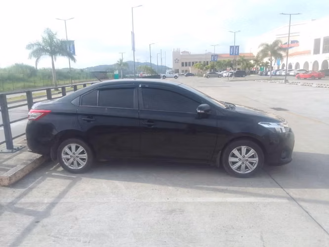 Toyota Yaris Negro