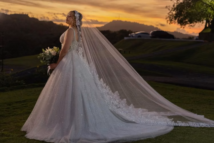 Vestido de boda con velo y corona