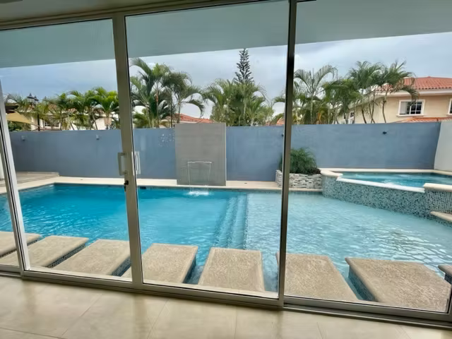 Casa en Alquiler en Palmeras de Costa del Este Linea Blanca LH