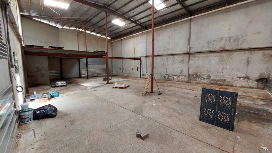 ALQUILER DE BODEGA EN EL CENTRO DE OBARRIO 1000m2 DE TERRENO JP