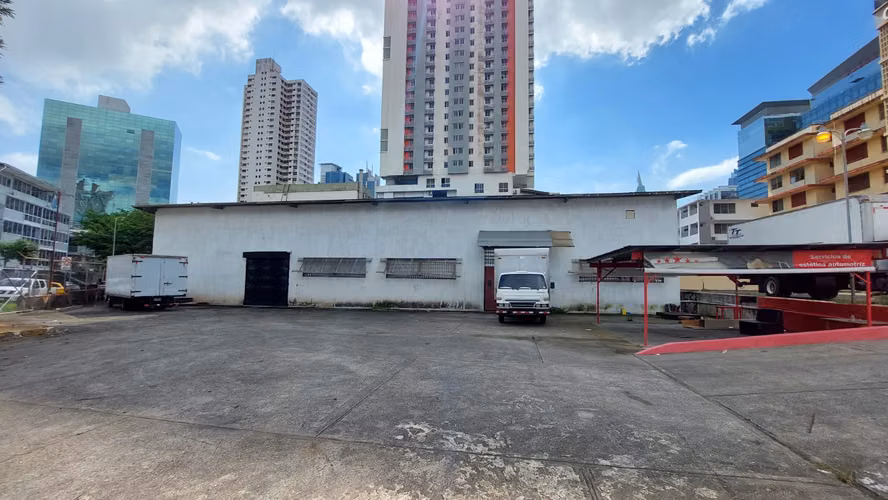 ALQUILER DE BODEGA EN EL CENTRO DE OBARRIO 1000m2 DE TERRENO JP