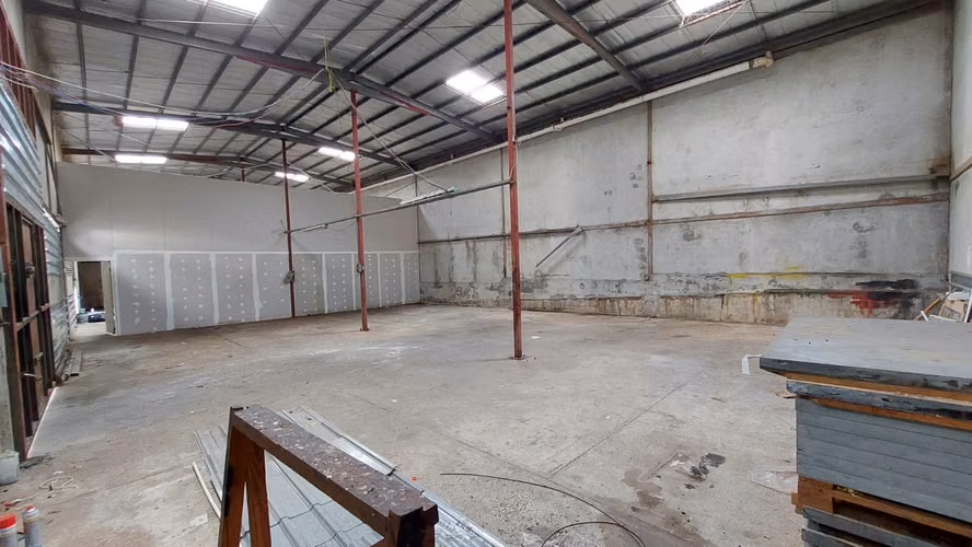 ALQUILER DE BODEGA EN EL CENTRO DE OBARRIO 1000m2 DE TERRENO JP