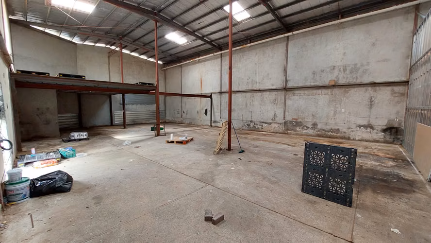 ALQUILER DE BODEGA EN EL CENTRO DE OBARRIO 1000m2 DE TERRENO JP