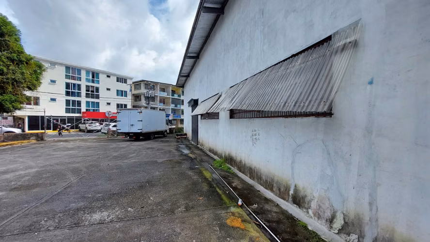 ALQUILER DE BODEGA EN EL CENTRO DE OBARRIO 1000m2 DE TERRENO JP