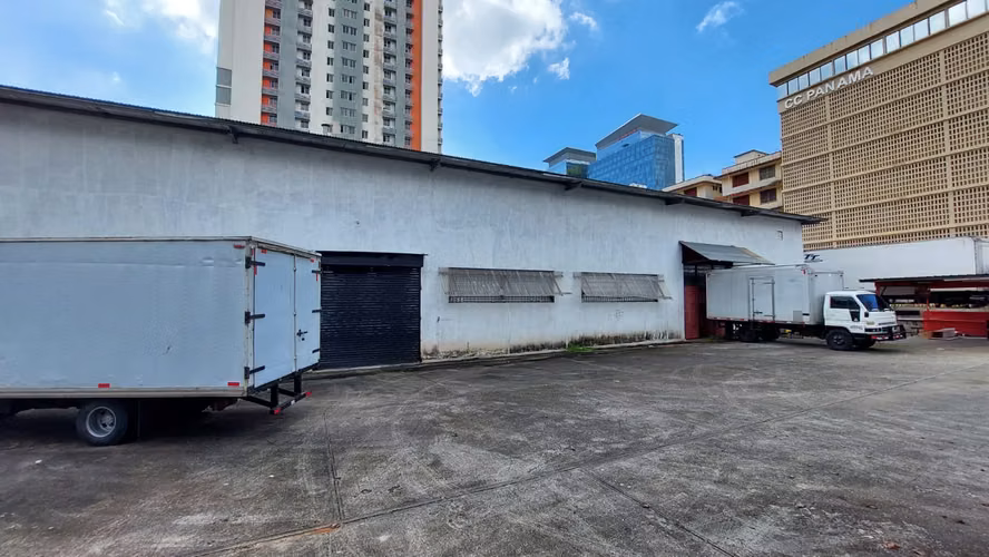 ALQUILER DE BODEGA EN EL CENTRO DE OBARRIO 1000m2 DE TERRENO JP