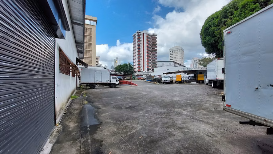 ALQUILER DE BODEGA EN EL CENTRO DE OBARRIO 1000m2 DE TERRENO JP