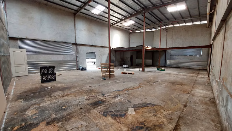 ALQUILER DE BODEGA EN EL CENTRO DE OBARRIO 1000m2 DE TERRENO JP