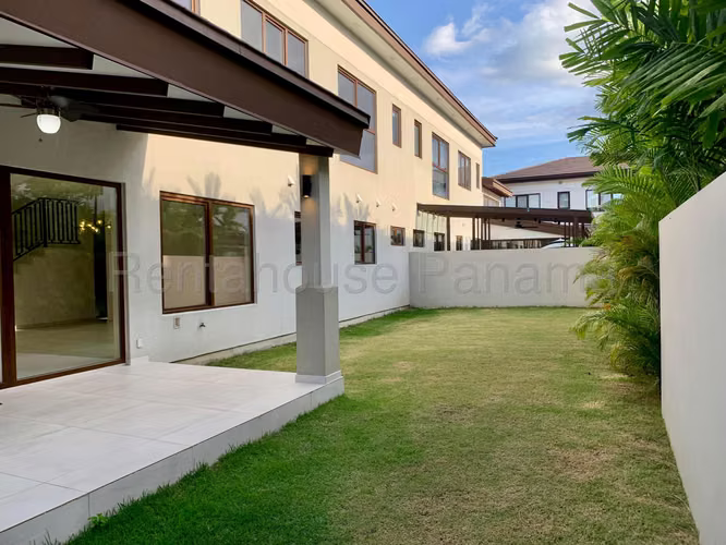 Venta de Casa en Santa Maria, The Woods (Solo Cliente Directo)
