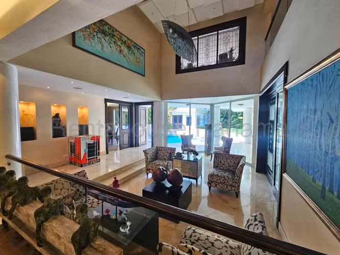 Venta de casa de 1423 m2 totales con piscina en Altos del Golf