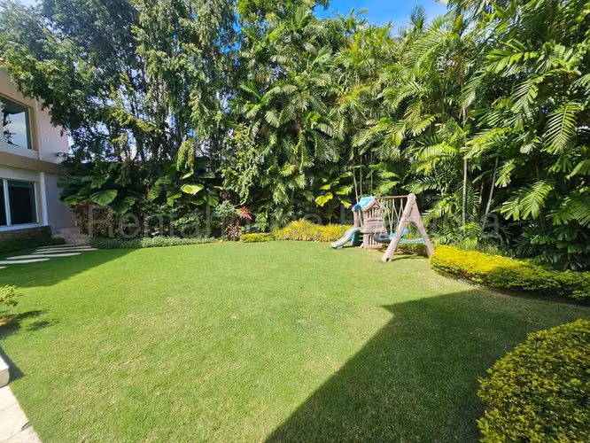 Venta de casa de 1423 m2 totales con piscina en Altos del Golf