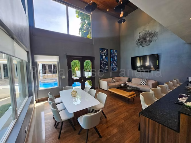 Venta de casa de 1423 m2 totales con piscina en Altos del Golf