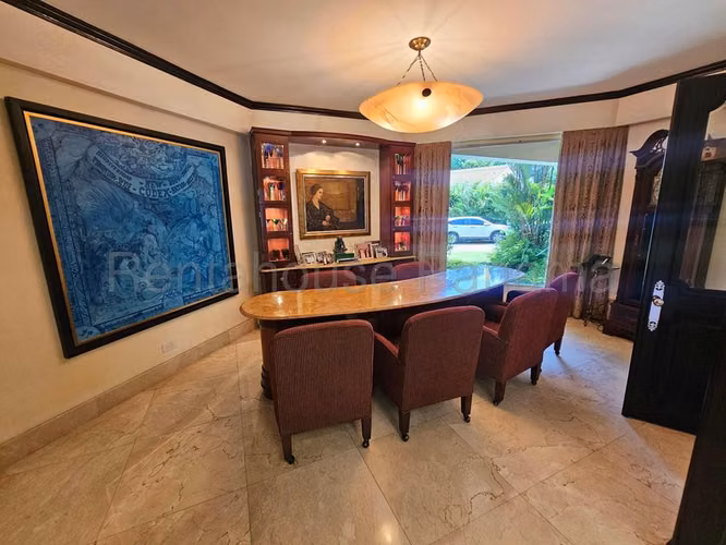 Venta de casa de 1423 m2 totales con piscina en Altos del Golf