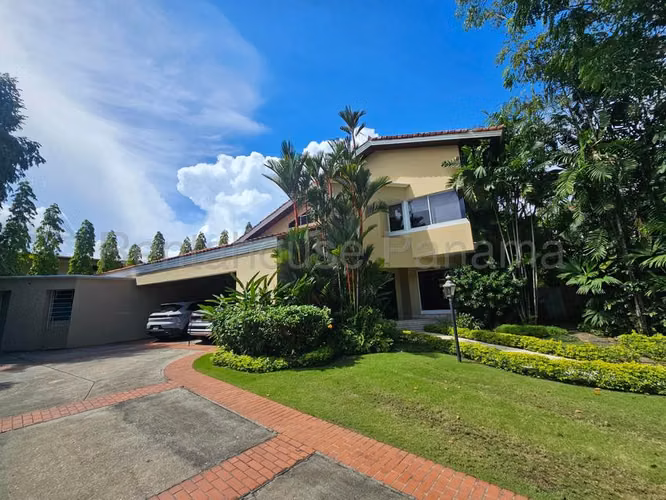Venta de casa de 1423 m2 totales con piscina en Altos del Golf
