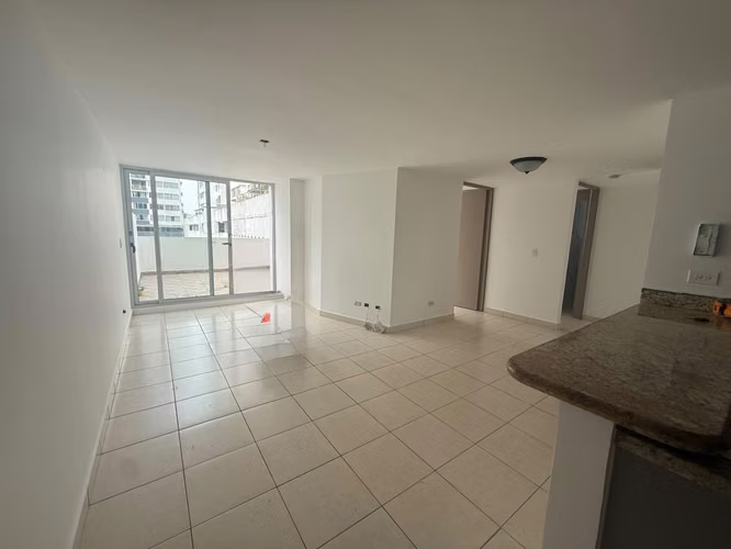 VENTA, AMPLIO APARTAMENTO, LISTO PARA OCUPAR, CON TERRAZA PRIVADA - Imagen 5