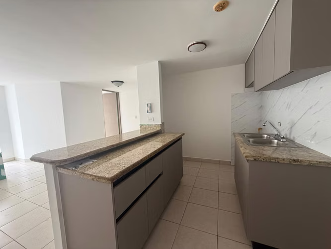 VENTA, AMPLIO APARTAMENTO, LISTO PARA OCUPAR, CON TERRAZA PRIVADA - Imagen 4