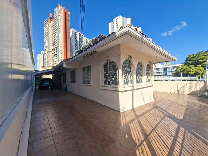 HOUSE IN PARQUE LEFEVRE ON 1ST STREET (Ideal for Business or Residence)