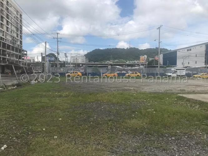 ALQUILO Terreno en Avenida Balboa. 2689m2