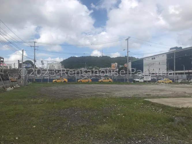 ALQUILO Terreno en Avenida Balboa. 2689m2