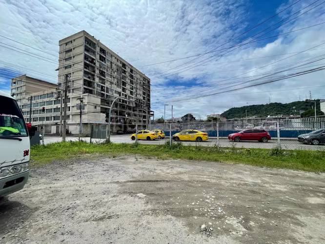 ALQUILO Terreno en Avenida Balboa. 2689m2